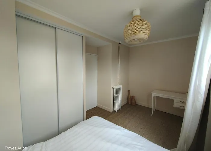 Aux Deux Clochers De Daire Troyes