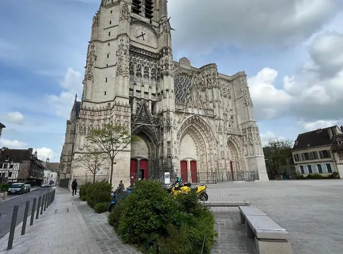 Aux Deux Clochers De *