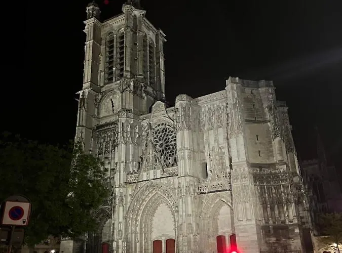 Aux Deux Clochers De Daire *